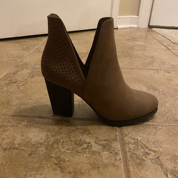 BRAND NEW Brown Ankle Bootie Block Heels - Picture 2 of 8